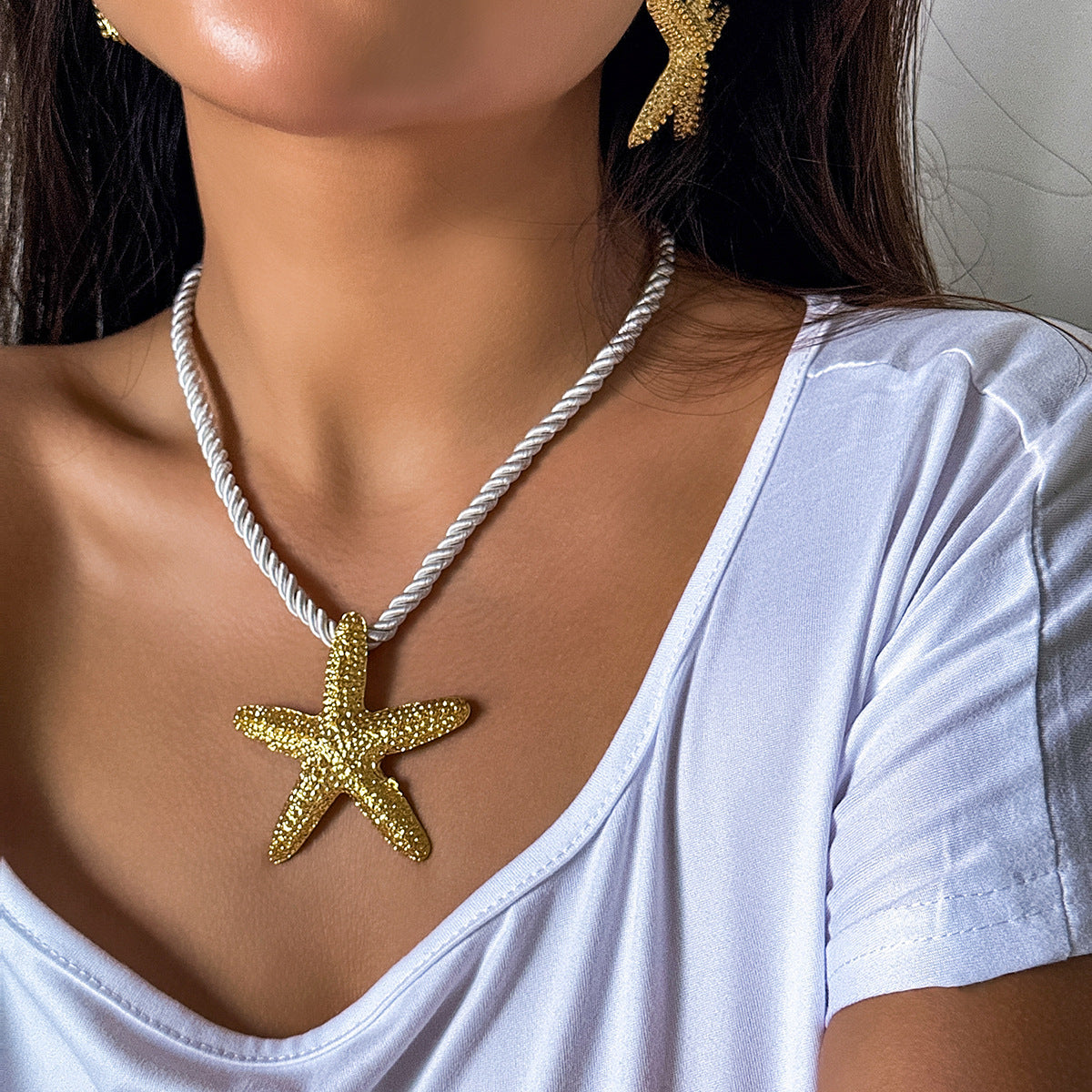 Exaggerated metal ginkgo leaf necklace trendy women's sweet and cool style, shell patterned necklace