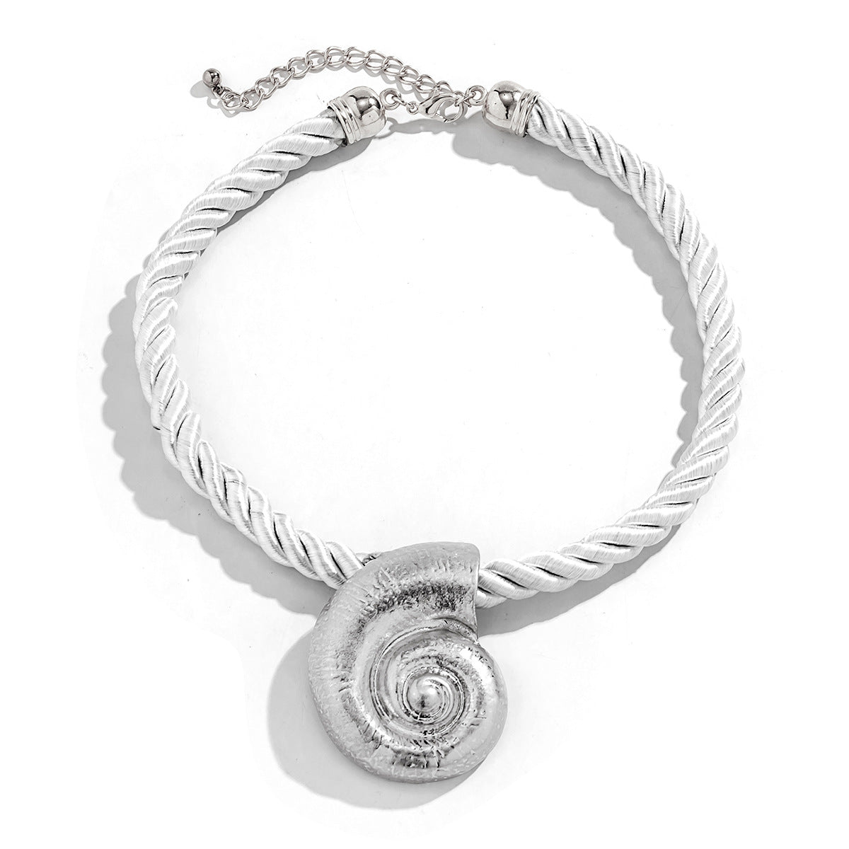 Exaggerated metal ginkgo leaf necklace, trendy women's sweet and cool style, shell patterned necklace