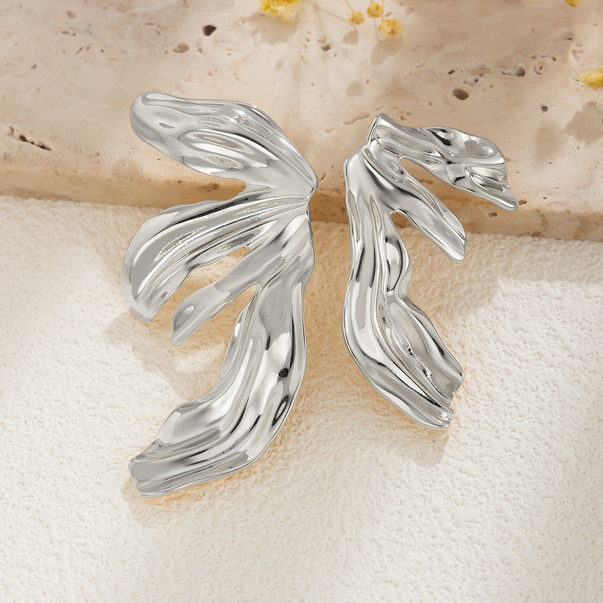 Exaggerated metal ginkgo leaf earrings, trendy women's sweet and cool style, shell patterned earrings