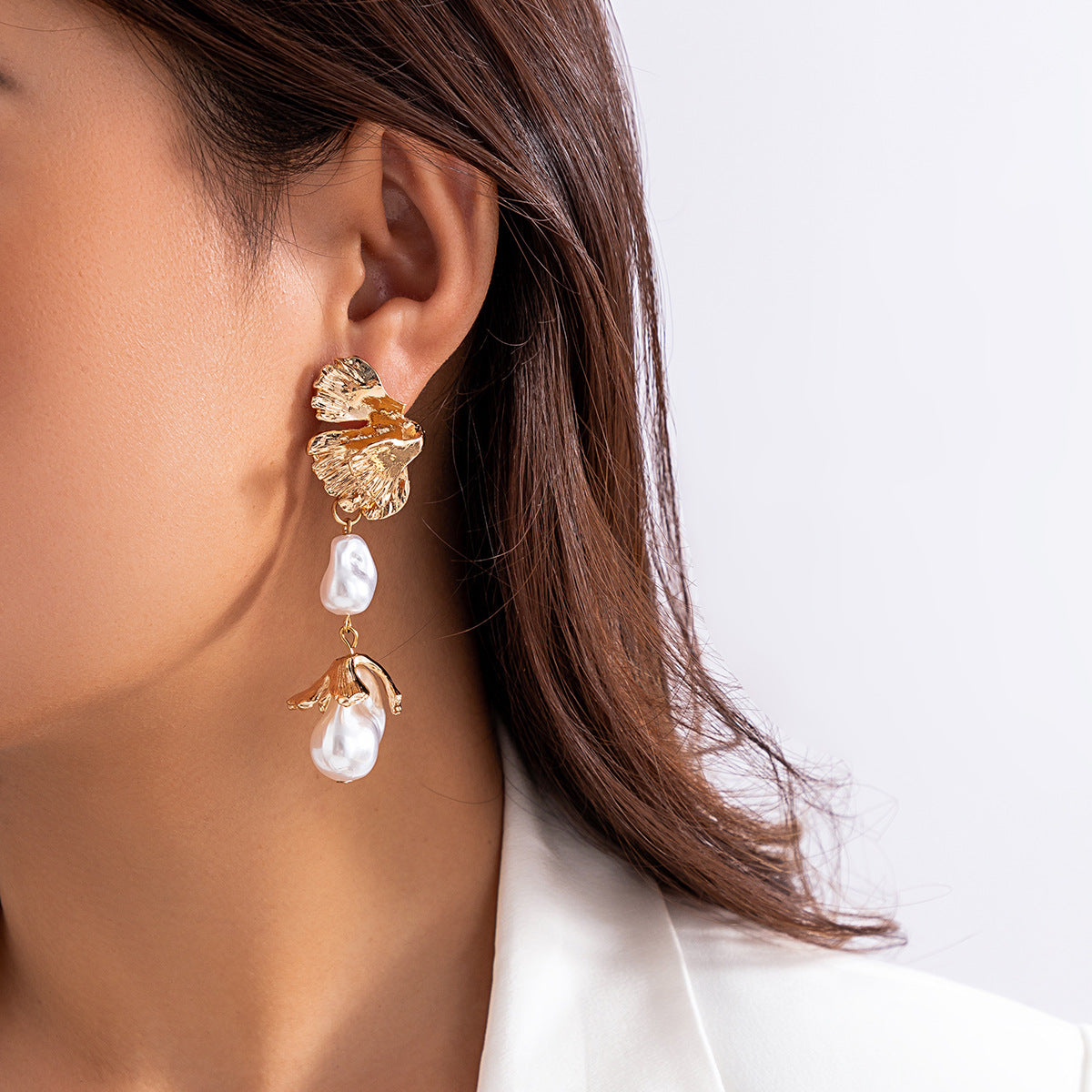 Personalized liquid fluid metal lotus leaf earrings, niche and cool style, pleated shell earrings
