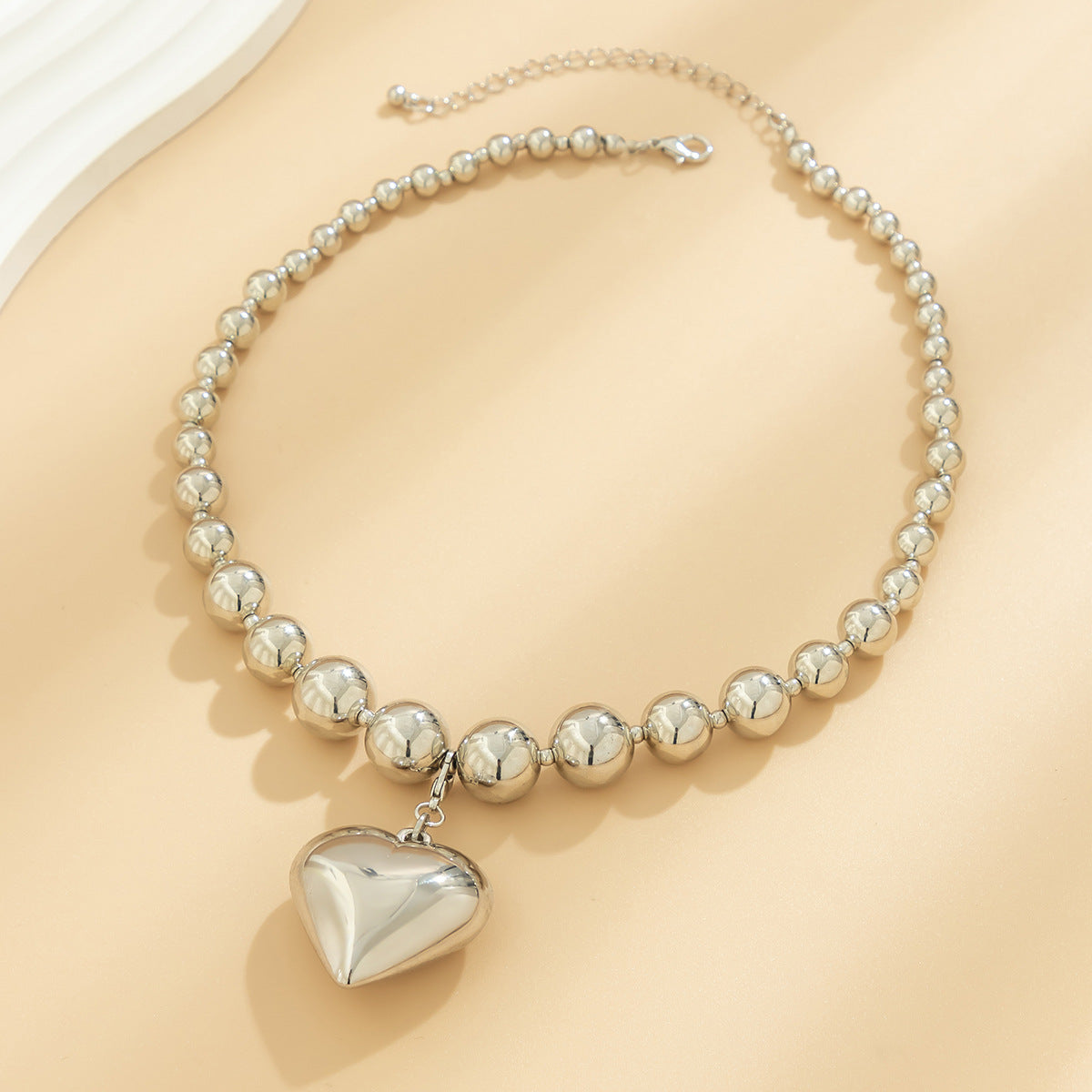 Exaggerated circular punk heart-shape choker necklace for women, hot-selling geometric bead necklace, cross-border jewelry .