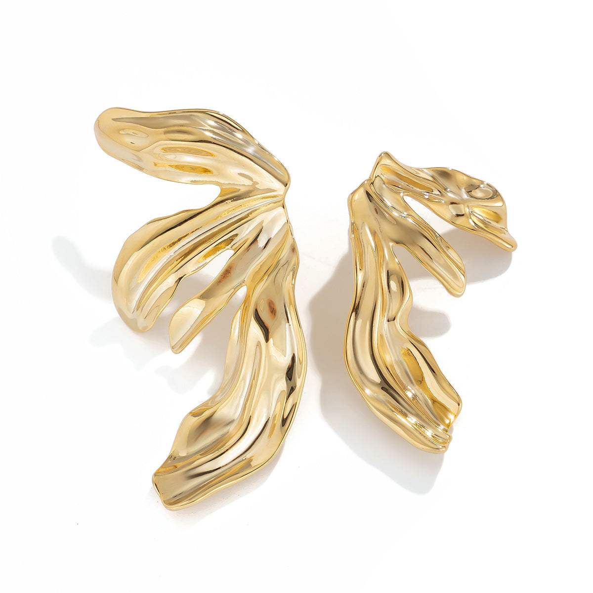 Exaggerated metal ginkgo leaf earrings, trendy women's sweet and cool style, shell patterned earrings