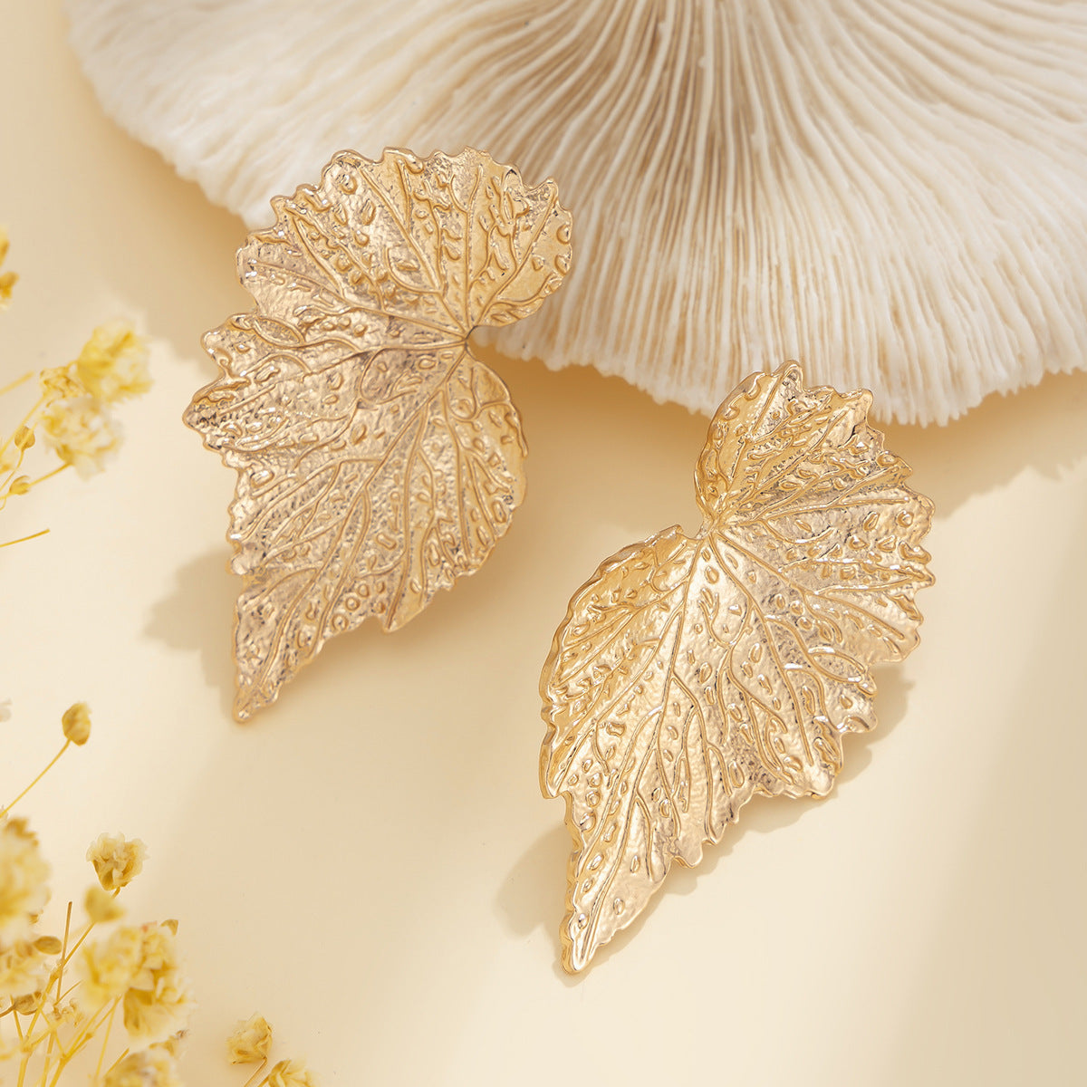 Exaggerated metal ginkgo leaf earrings, trendy women's sweet and cool style, shell patterned earrings