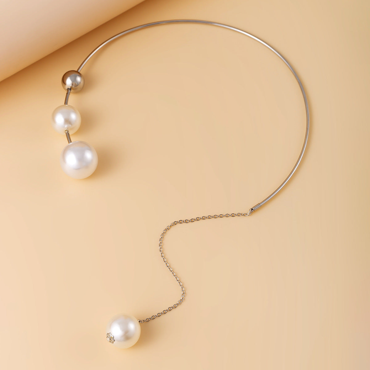 Minimalist geometric personalized round bead collarbone chain with niche design, open collar, European and American cold style pearl necklace
