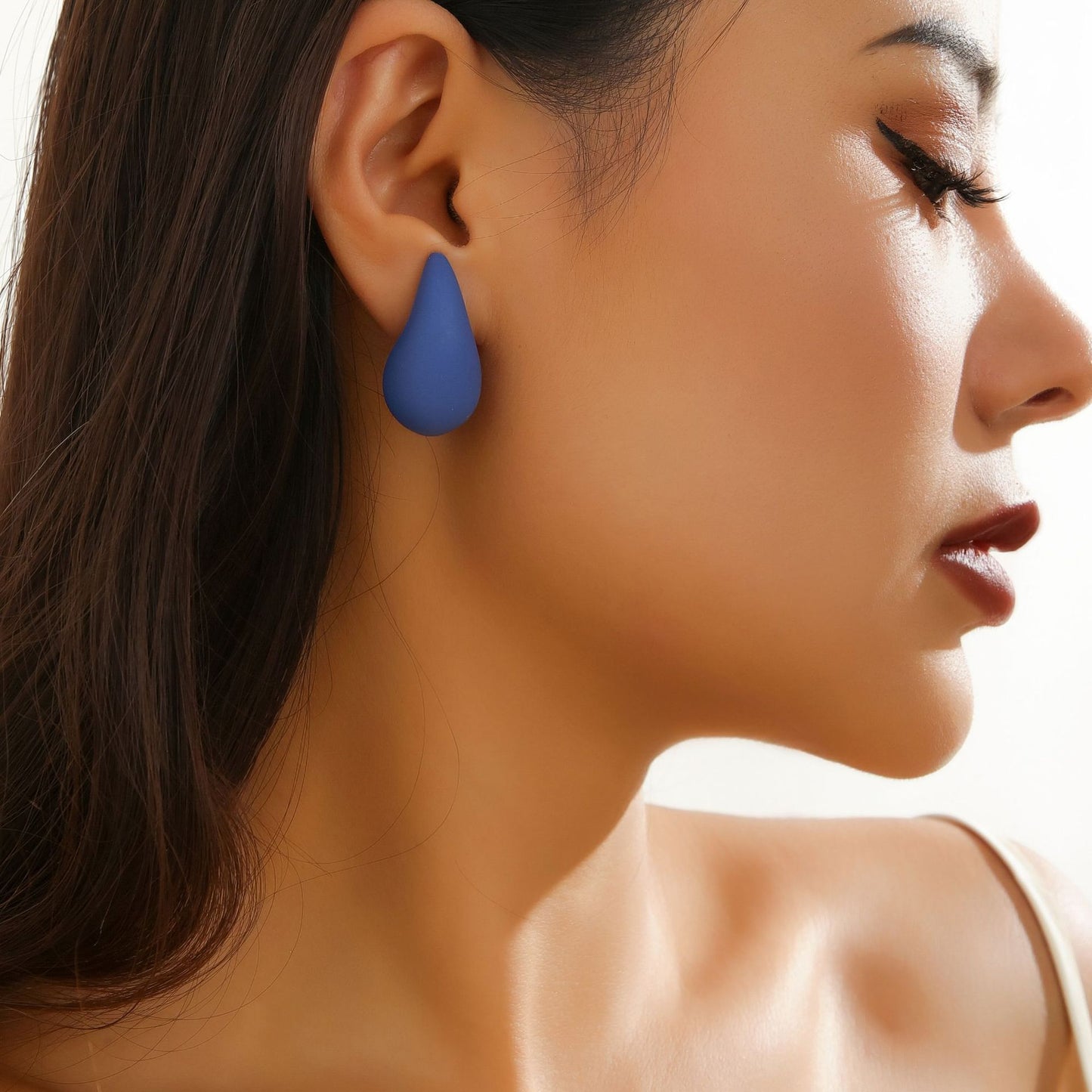 Minimally designed droplet hanging party punk necklace with smooth and exaggerated surface, large size with tears, niche earring