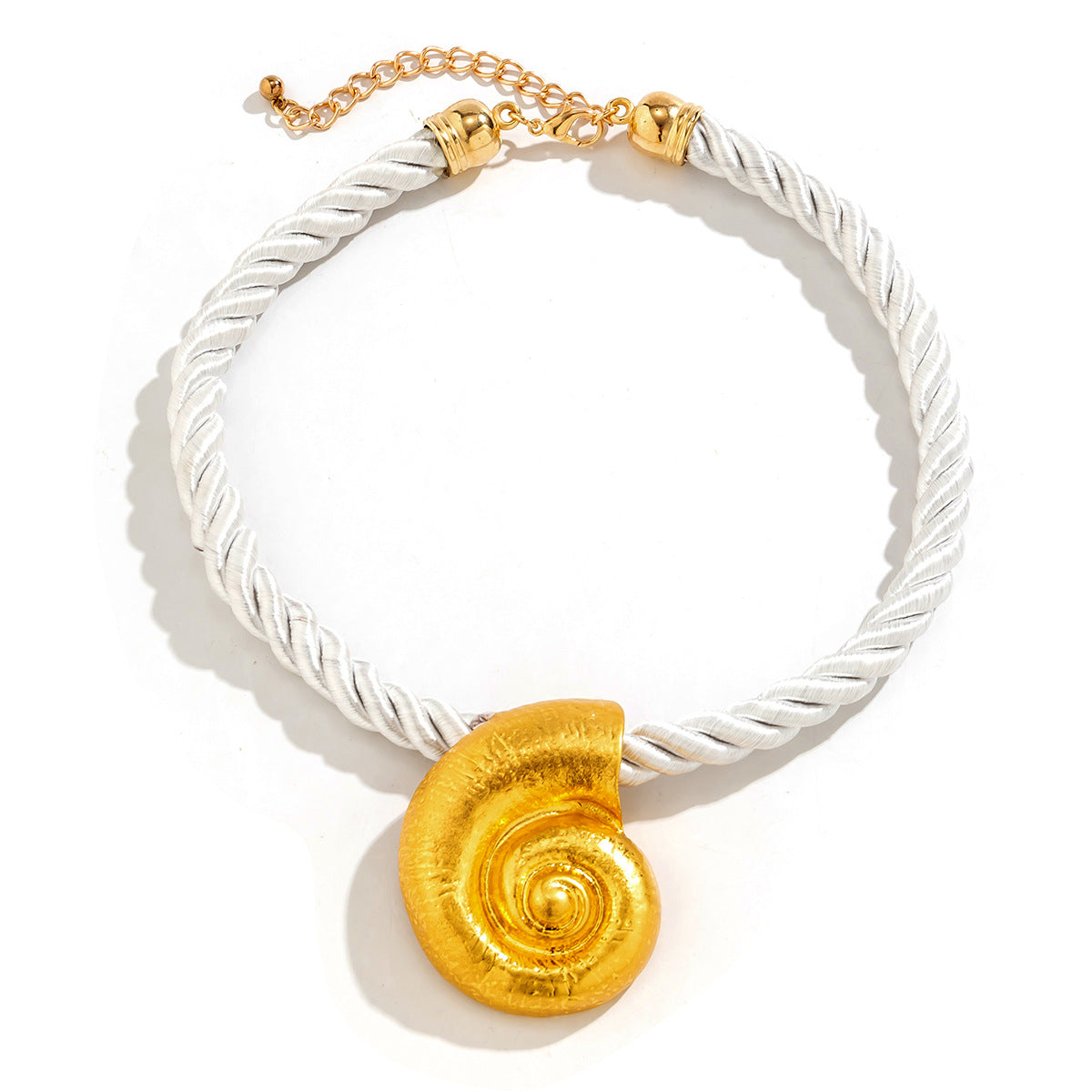 Exaggerated metal ginkgo leaf necklace, trendy women's sweet and cool style, shell patterned necklace