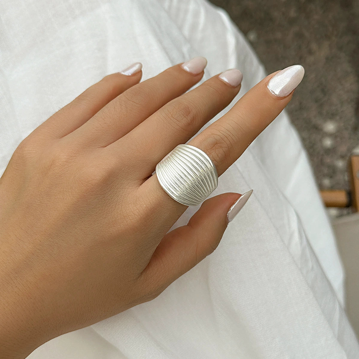 French round pleated metal ring, simple irregular hand decoration, niche flower jewelry