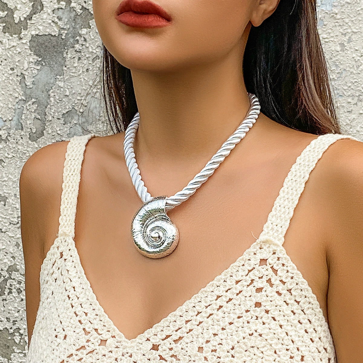 Exaggerated metal ginkgo leaf necklace, trendy women's sweet and cool style, shell patterned necklace