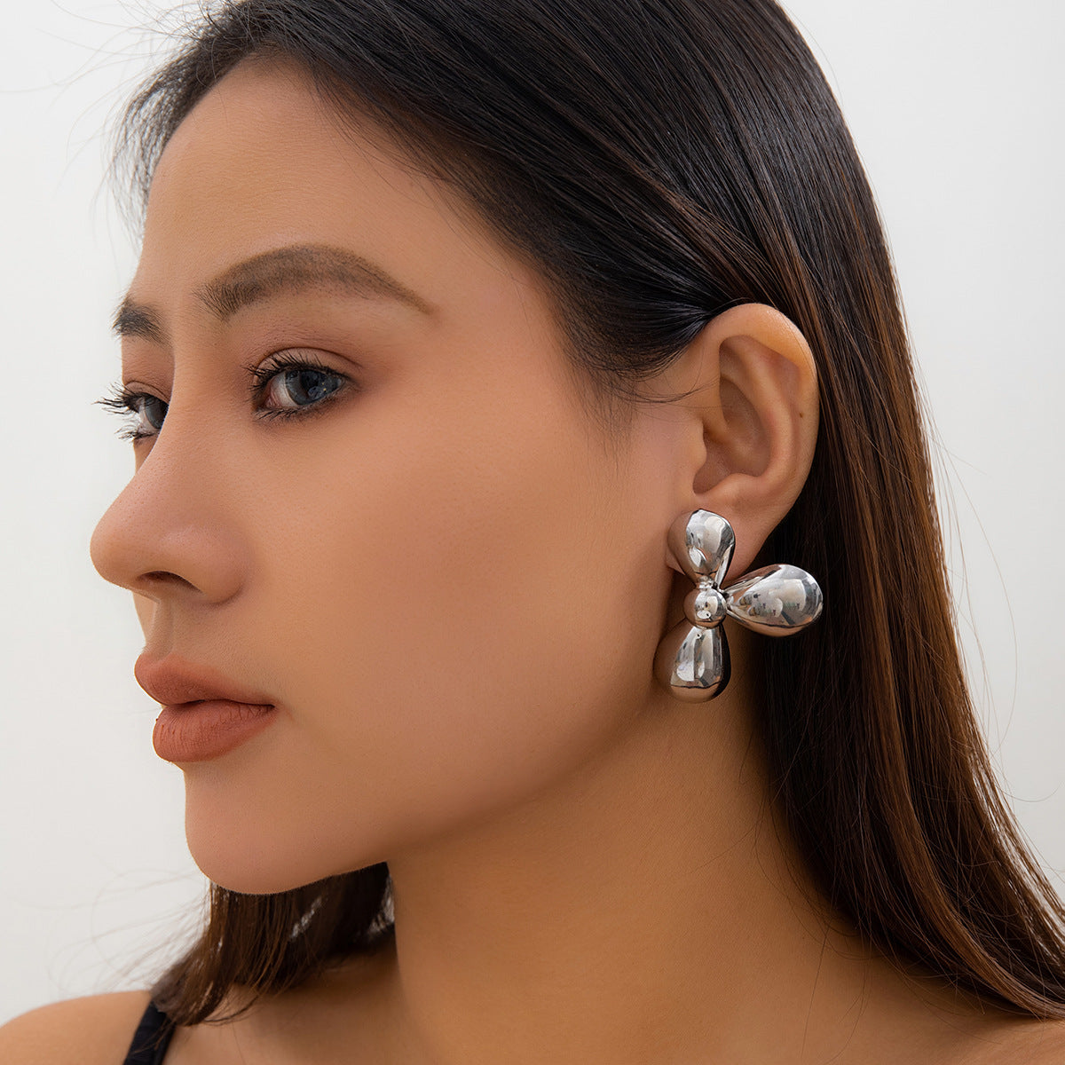 Exaggerated French geometric fashion round flower metal earrings with simple irregular texture earrings, niche