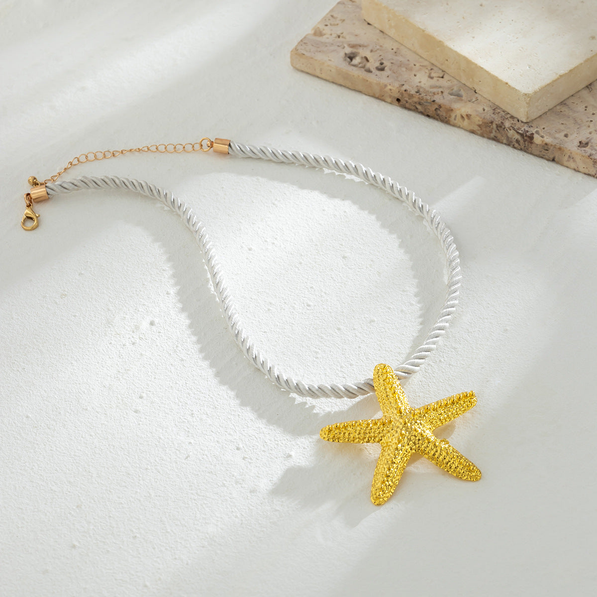 Exaggerated metal ginkgo leaf necklace trendy women's sweet and cool style, shell patterned necklace