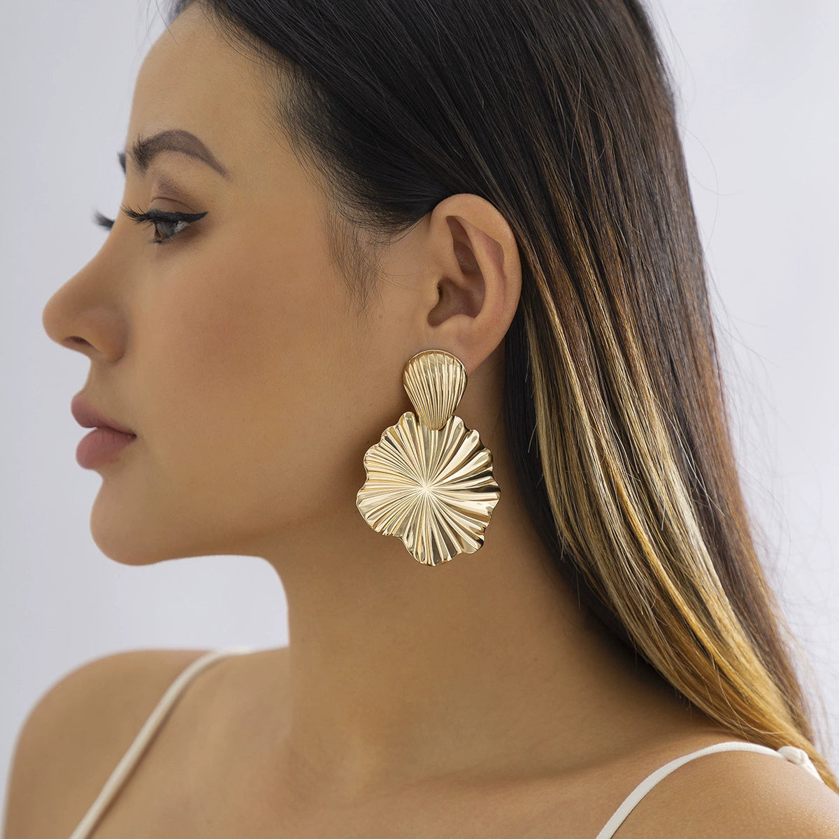 Personalized liquid fluid metal lotus leaf earrings, niche and cool style, pleated shell earrings