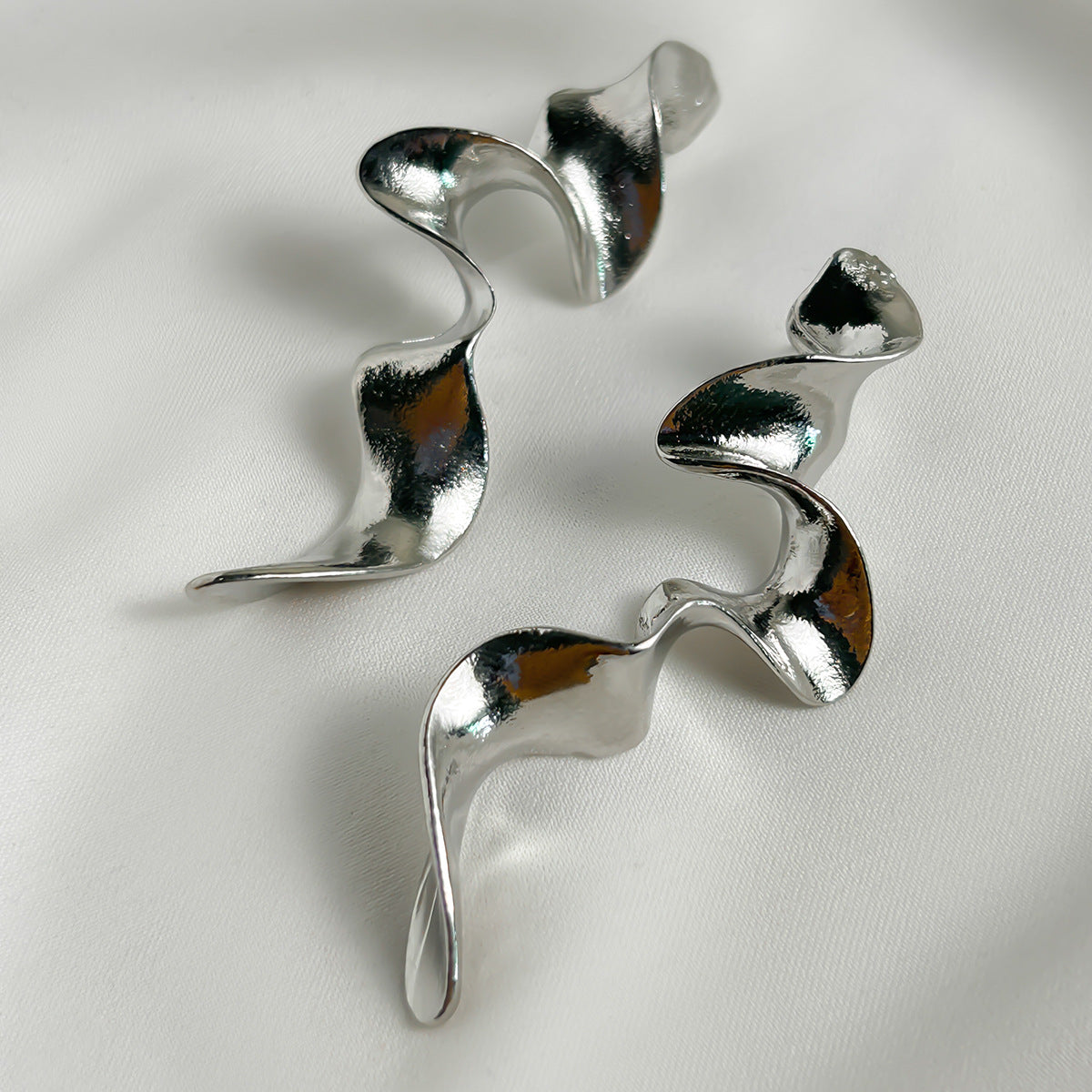 Exaggerated French geometric fashion round metal earrings with simple irregular texture earrings, niche