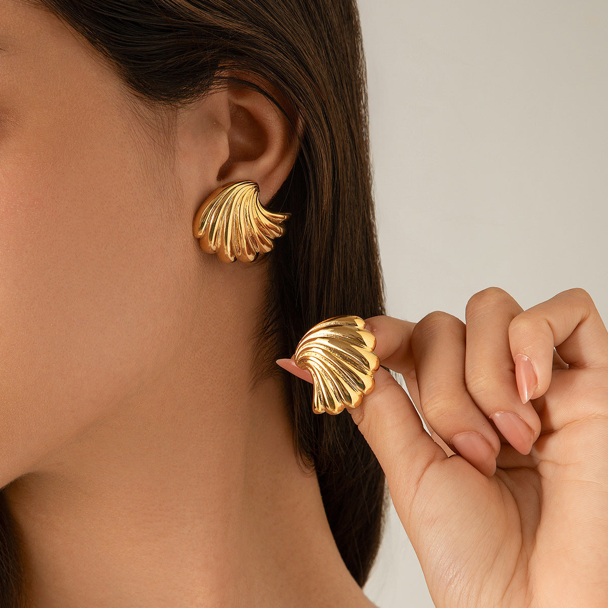 Exaggerated metal irregular  ginkgo leaf earrings, trendy women's sweet and cool style, shell patterned earrings