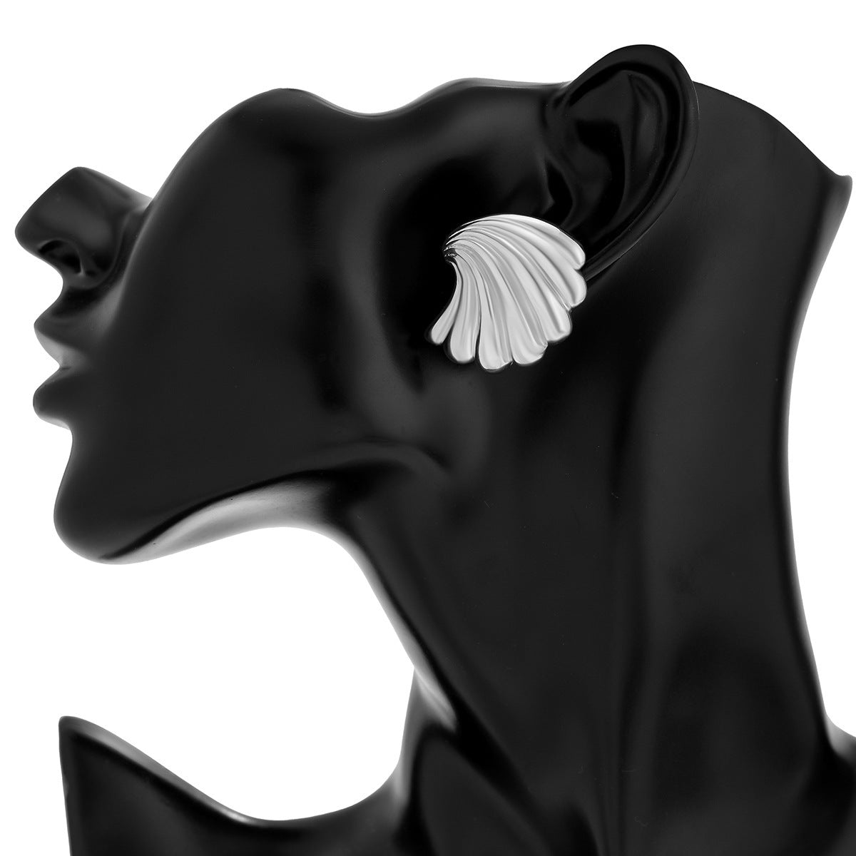 Exaggerated metal irregular  ginkgo leaf earrings, trendy women's sweet and cool style, shell patterned earrings