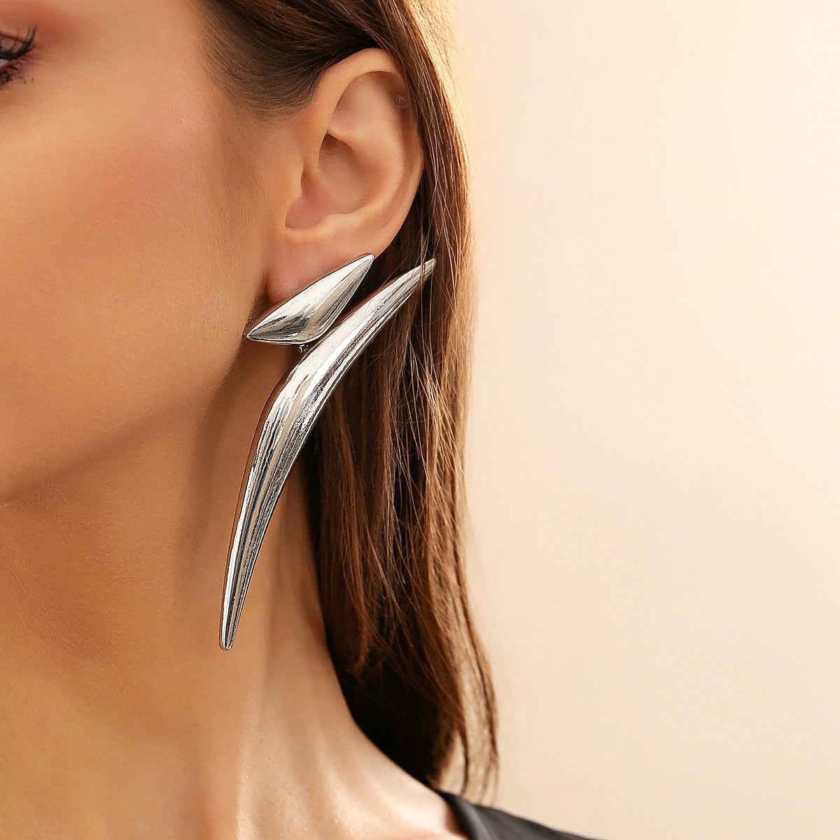 Exaggerated geometric triangle bend personalized earrings, cross-border hot selling, simple design, sharp corner earring accessories