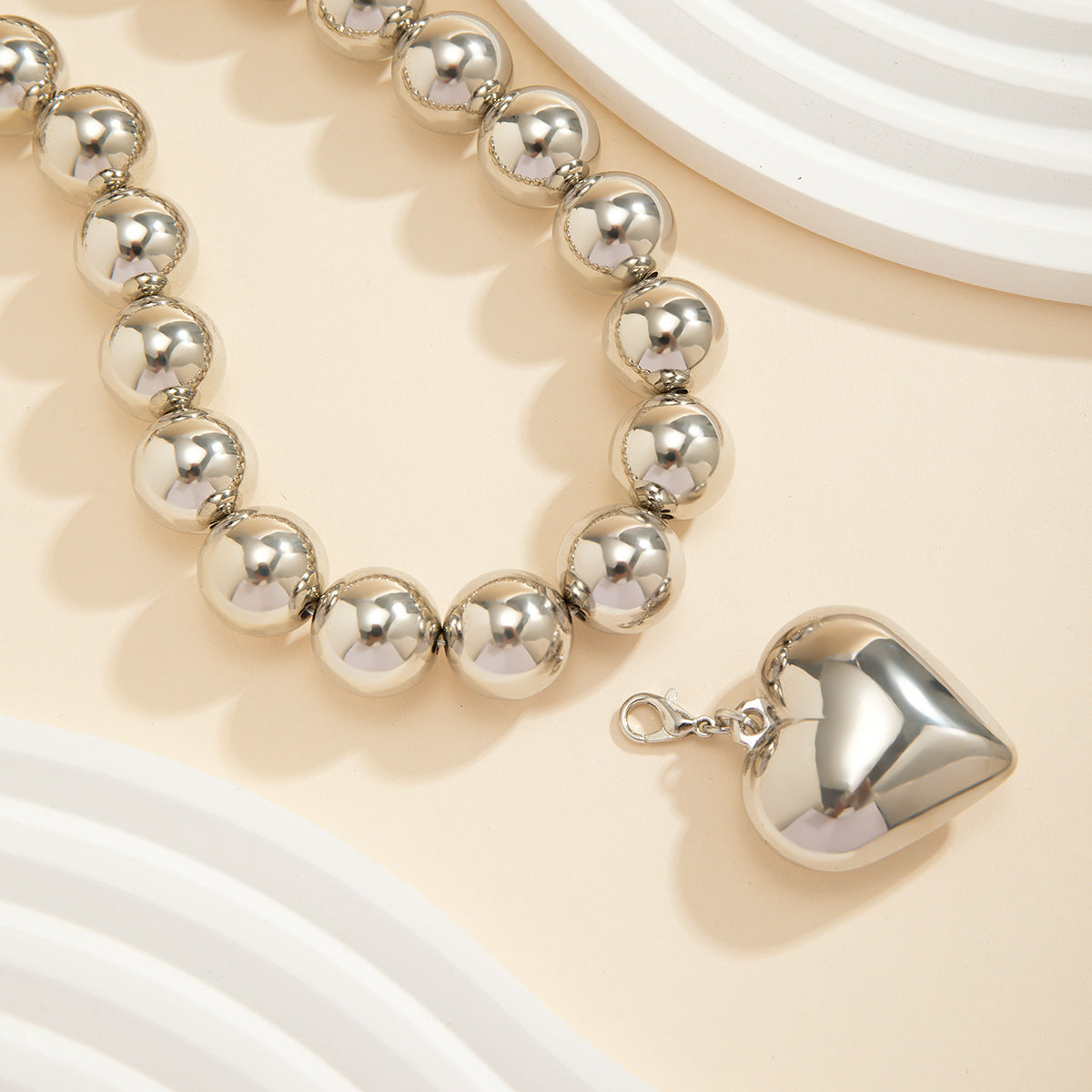 Exaggerated circular punk heart-shape choker necklace for women, hot-selling geometric bead necklace, cross-border jewelry .