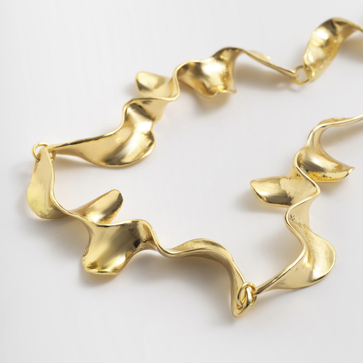 Liquid lava metal texture collar for female choker, cool and cool style, geometric twist design, necklace