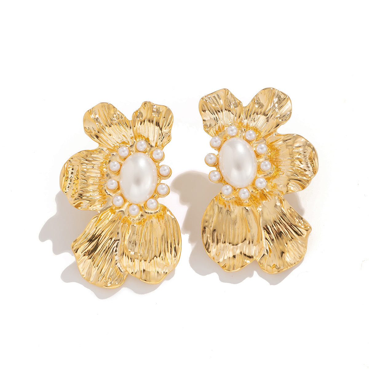 Exaggerated metal ginkgo flower earrings, trendy women's sweet and cool style, shell patterned earrings