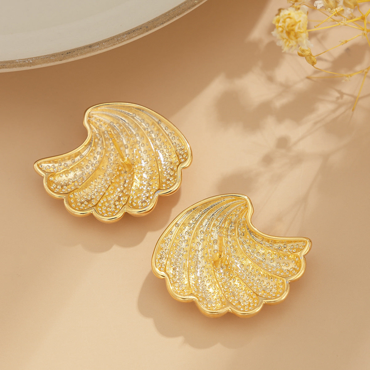 Exaggerated metal irregular  ginkgo leaf earrings, trendy women's sweet and cool style, shell patterned earrings