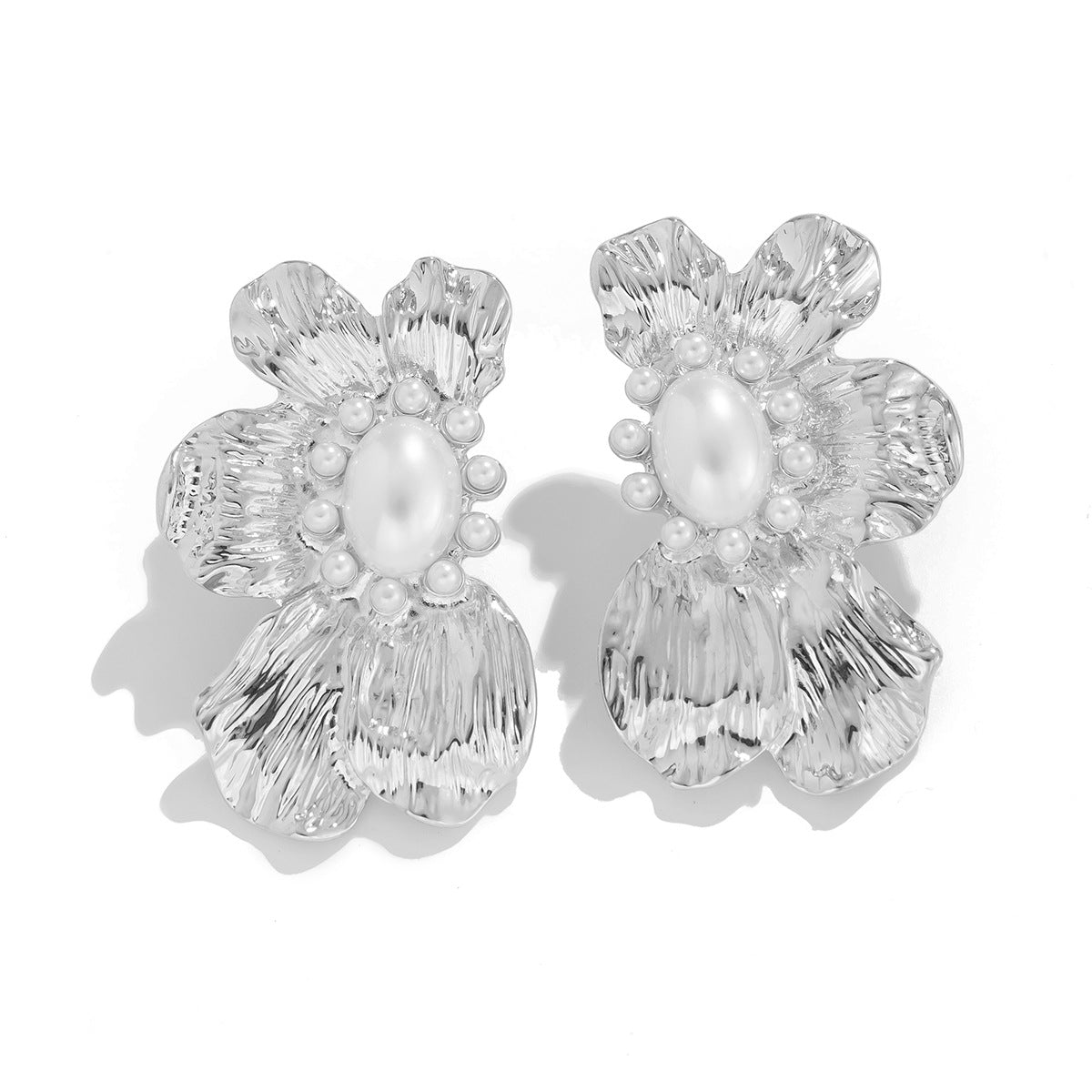 Exaggerated metal ginkgo flower earrings, trendy women's sweet and cool style, shell patterned earrings