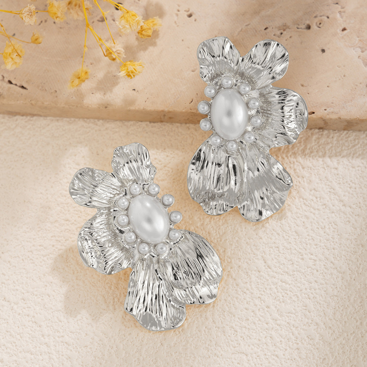Exaggerated metal ginkgo flower earrings, trendy women's sweet and cool style, shell patterned earrings