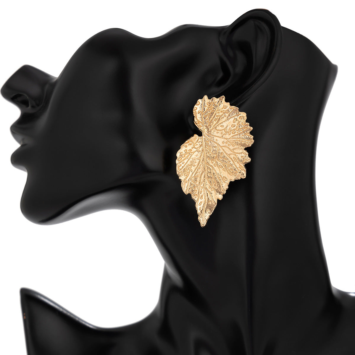 Exaggerated metal ginkgo leaf earrings, trendy women's sweet and cool style, shell patterned earrings