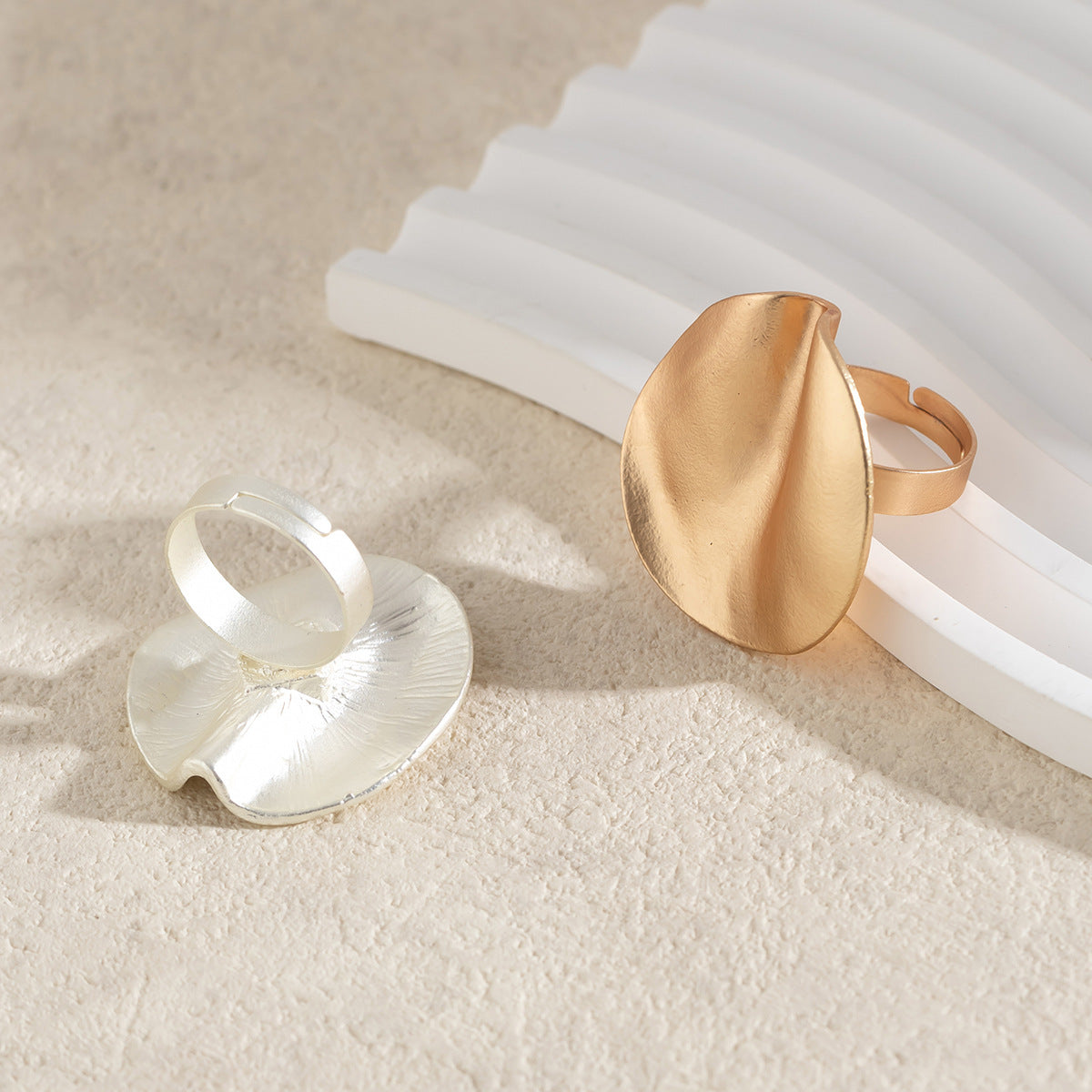 French round pleated metal ring, simple irregular hand decoration, niche flower jewelry