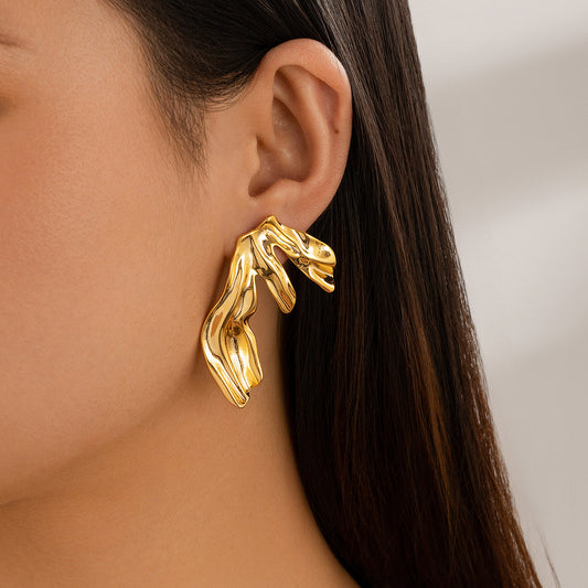 Exaggerated metal ginkgo leaf earrings, trendy women's sweet and cool style, shell patterned earrings