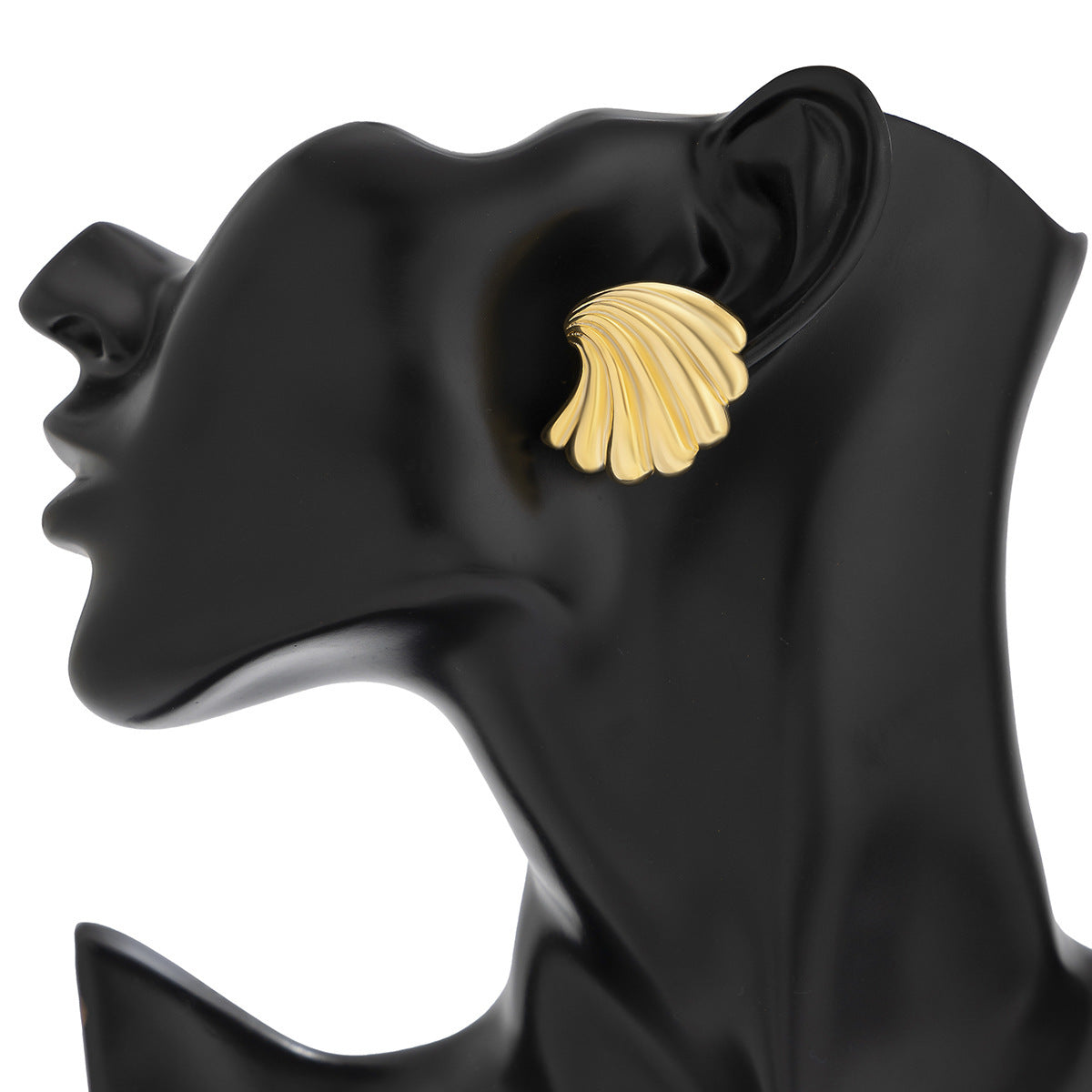 Exaggerated metal irregular  ginkgo leaf earrings, trendy women's sweet and cool style, shell patterned earrings