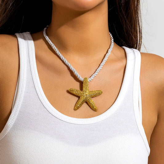 Exaggerated metal ginkgo leaf necklace trendy women's sweet and cool style, shell patterned necklace