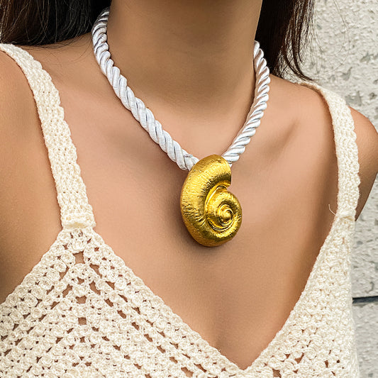 Exaggerated metal ginkgo leaf necklace, trendy women's sweet and cool style, shell patterned necklace