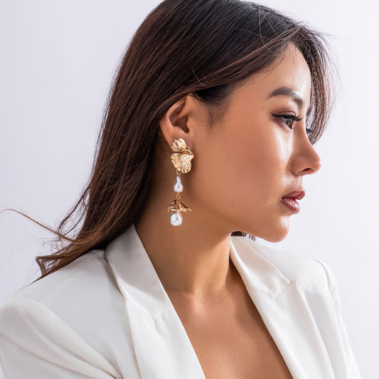 Personalized liquid fluid metal lotus leaf earrings, niche and cool style, pleated shell earrings