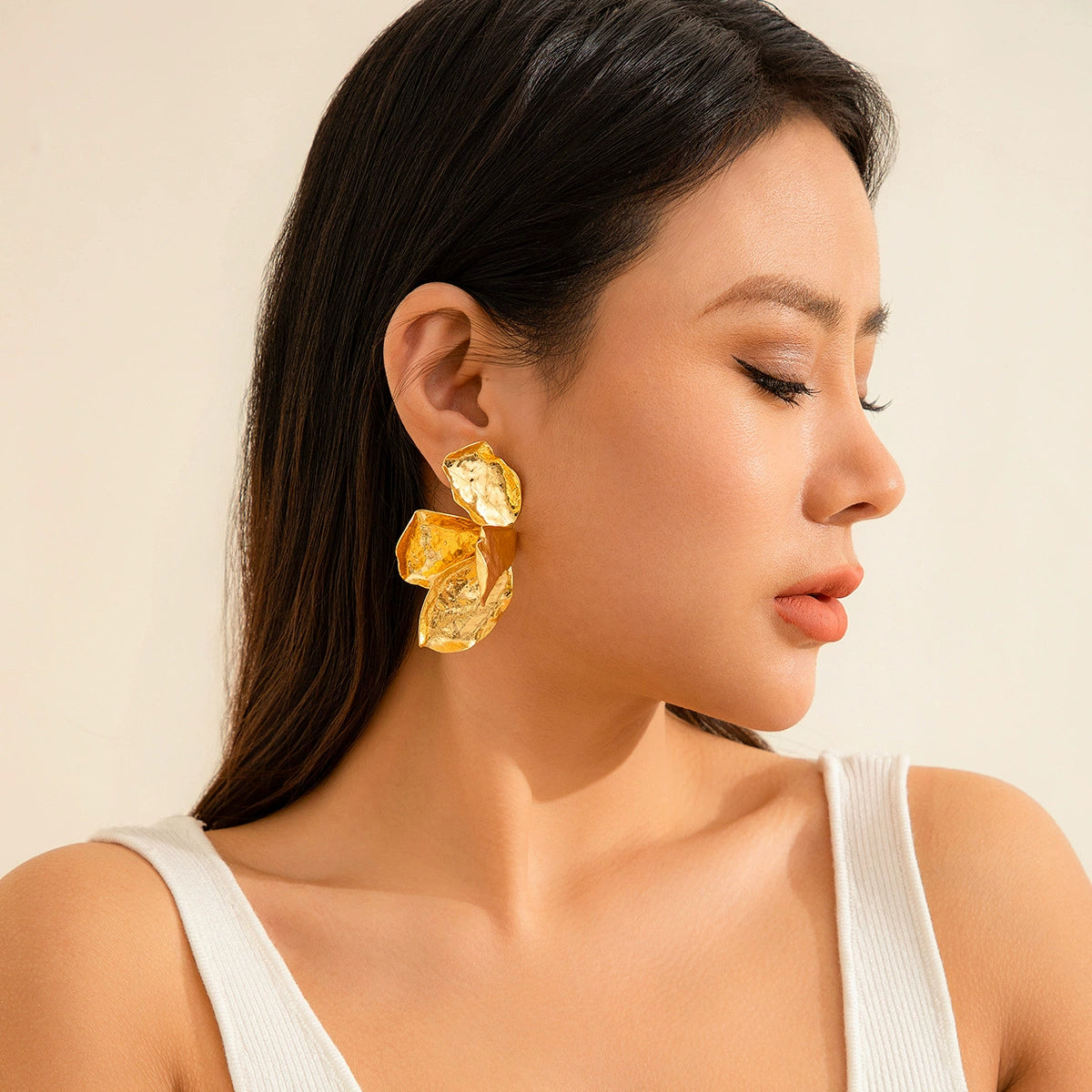 Personalized liquid fluid metal lotus leaf earrings, niche and cool style, pleated shell earrings