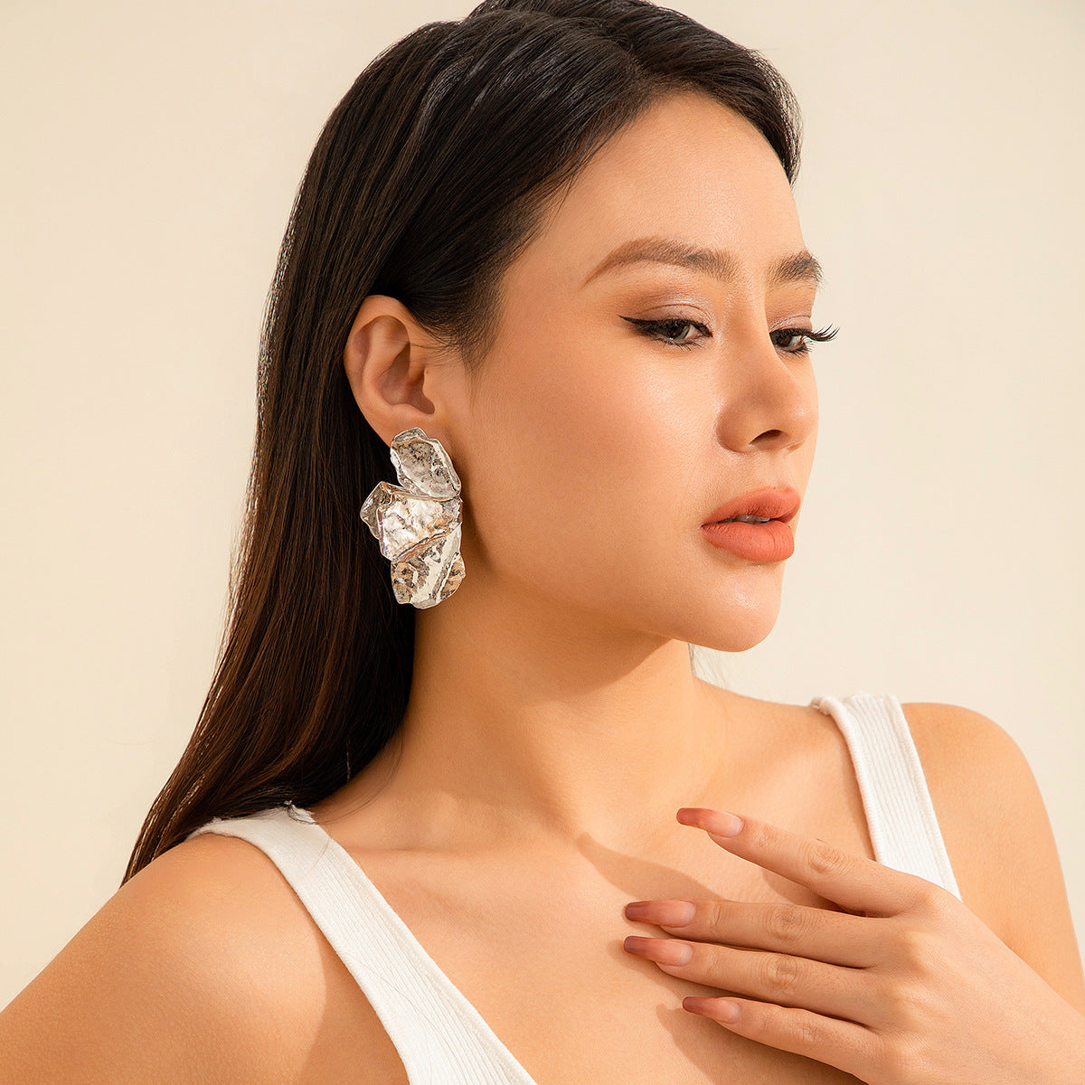 Personalized liquid fluid metal lotus leaf earrings, niche and cool style, pleated shell earrings