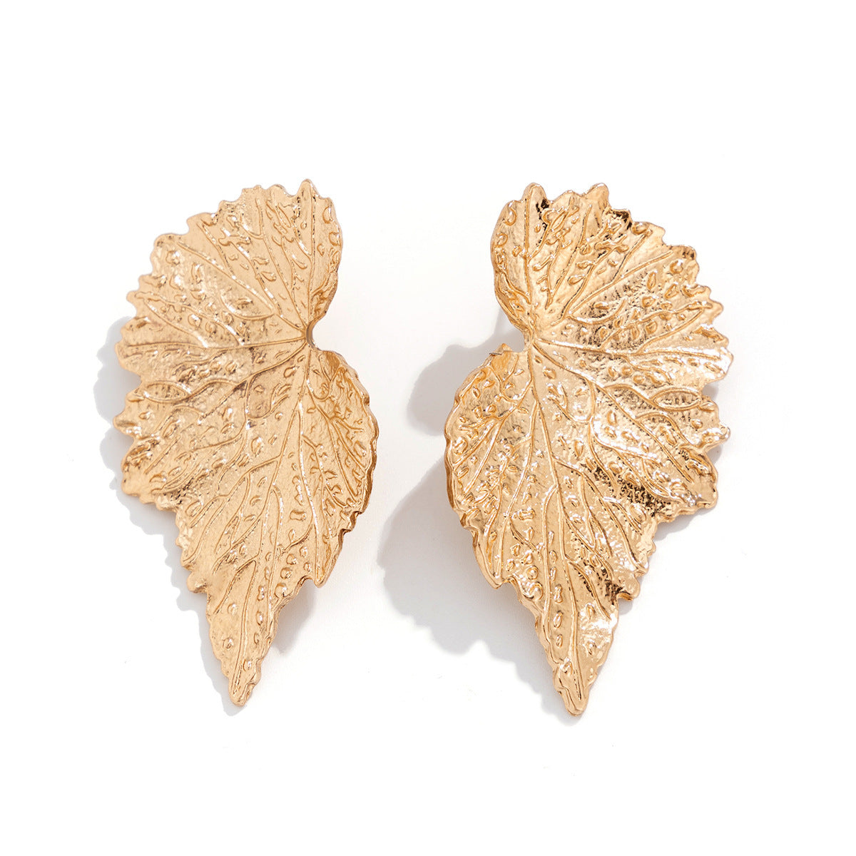 Exaggerated metal ginkgo leaf earrings, trendy women's sweet and cool style, shell patterned earrings