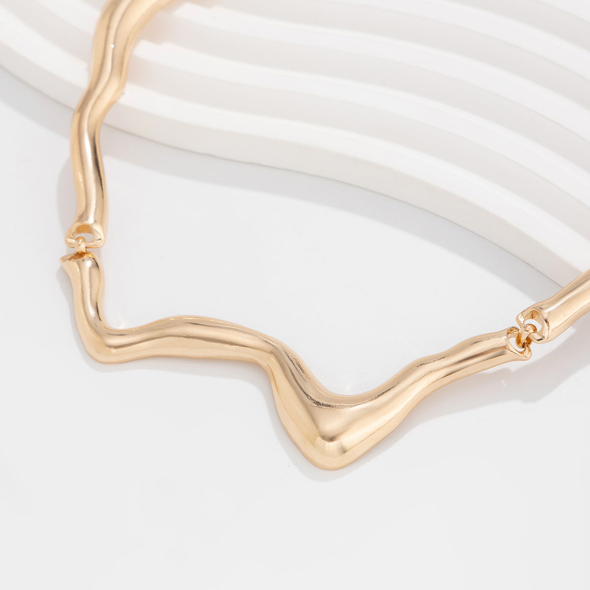 Liquid lava metal texture collar for female choker, cool and cool style, geometric twist design, necklace