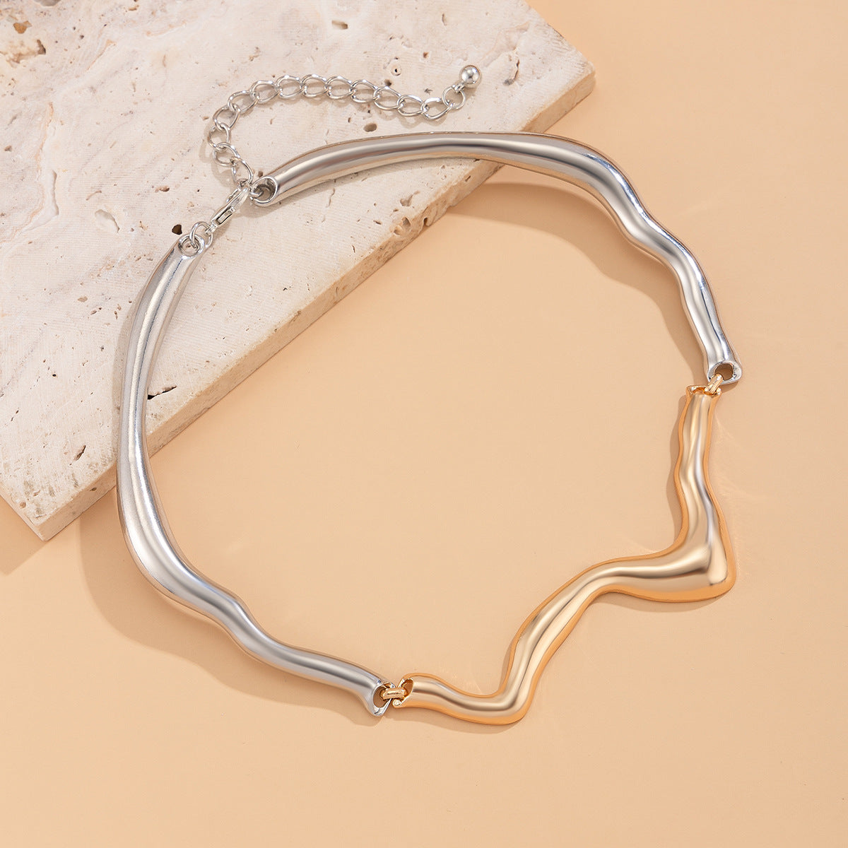 Liquid lava metal texture collar for female choker, cool and cool style, geometric twist design, necklace