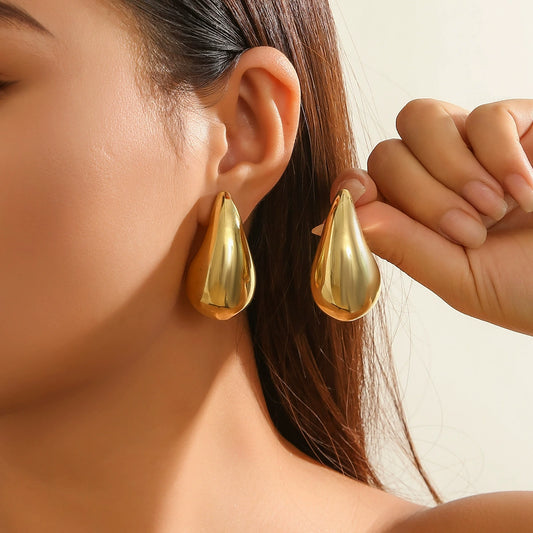 Vintage comma tear drop punk style earrings for fashion shows, niche and minimalist, smooth hanging water drop earrings set（three in one)）