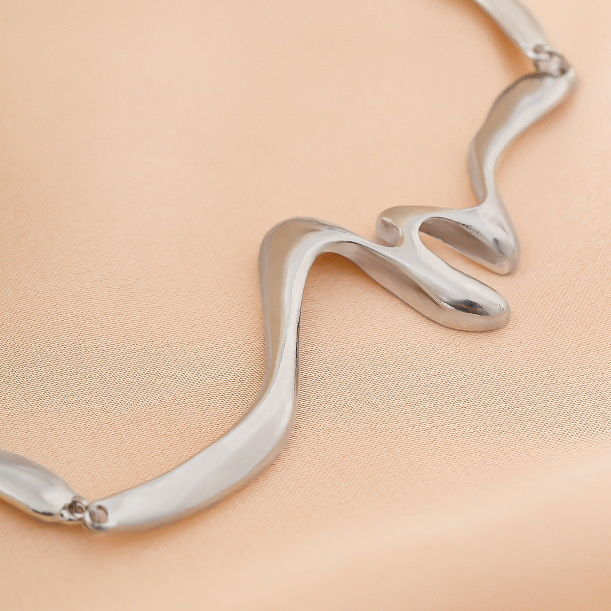 Liquid lava metal texture collar for female choker, cool and cool style, geometric twist design, necklace