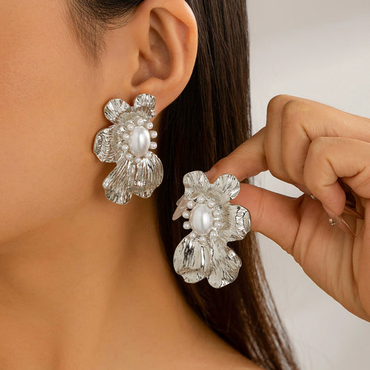 Exaggerated metal ginkgo flower earrings, trendy women's sweet and cool style, shell patterned earrings