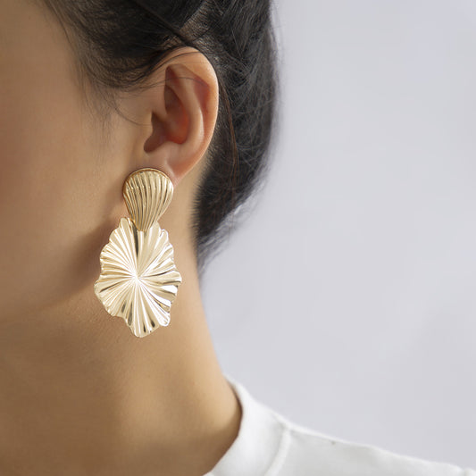 Personalized liquid fluid metal lotus leaf earrings, niche and cool style, pleated shell earrings