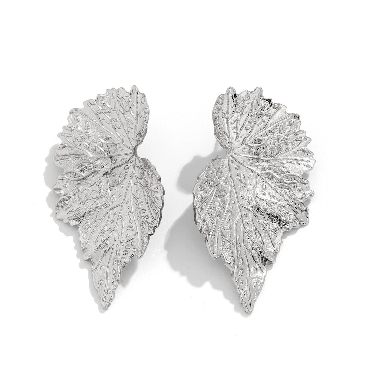 Exaggerated metal ginkgo leaf earrings, trendy women's sweet and cool style, shell patterned earrings